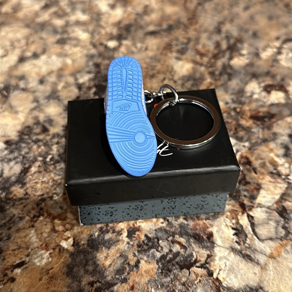 Supreme x Air Jordan 1 - Keychain - Picture 4 of 4